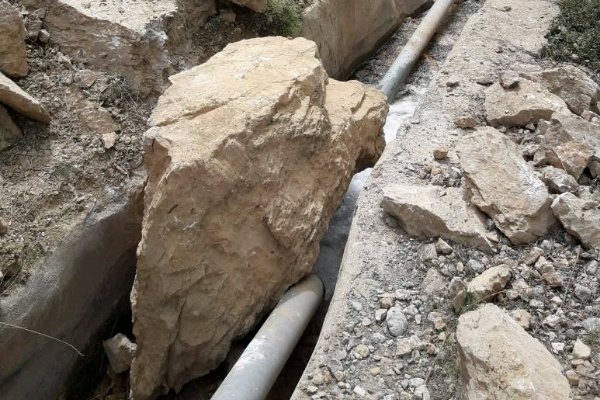 تخریب خطوط انتقال آب بر اثر زلزله در شهرستان بویراحمد