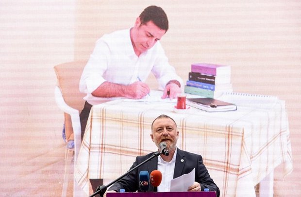 حزب "الشعوب" التركي يرشح زعيمه المسجون لانتخابات رئاسة تركيا حزب "الشعوب" التركي يرشح زعيمه المسجون لانتخابات رئاسة تركيا