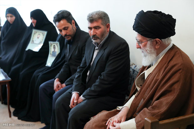 دیدار خانواده‌های دو شهید نیروی انتظامی با رهبر انقلاب
