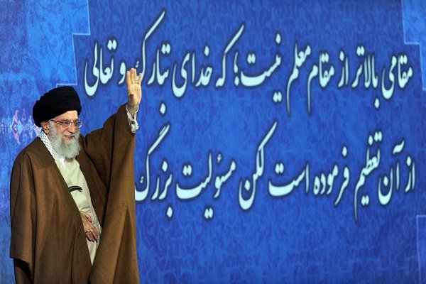 قائد الثورة الإسلامية يتفقد جامعة "فرهنكيان" 