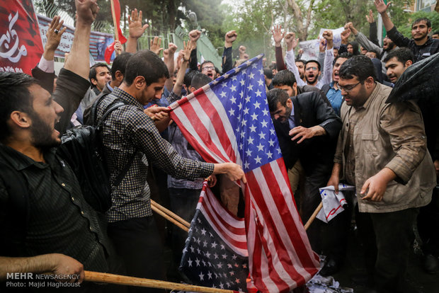 Tahran'da Trump karşıtı protesto