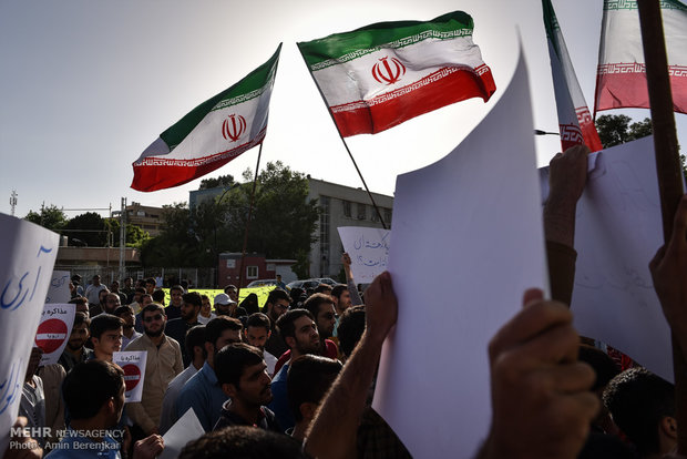 الطلاب الإيرانيون يتجمعون امام مجلس الشورى احتجاجاً على مشروع FATF