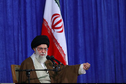 قائد الثورة يحث على الإسراع في معاقبة العابثين بالاقتصاد الايراني