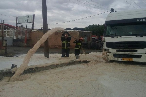 تلاش ۷ ساعته آتش نشانان همدانی در حادثه تصادف تانکر سوخت