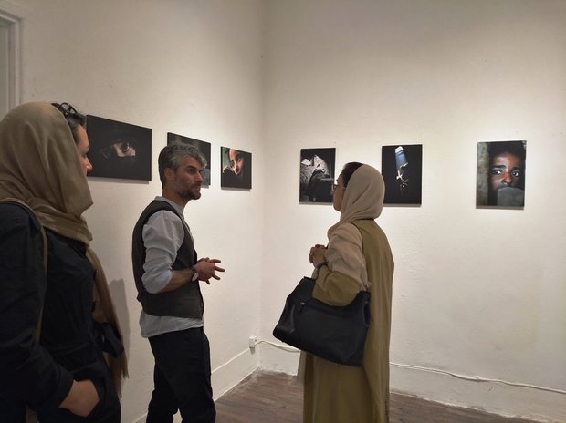 هنرمند ترک تبار با نمایشگاه «نگاه» در شیراز/عکسها همه مستند هستند هنرمند ترک تبار با نمایشگاه «نگاه» در شیراز