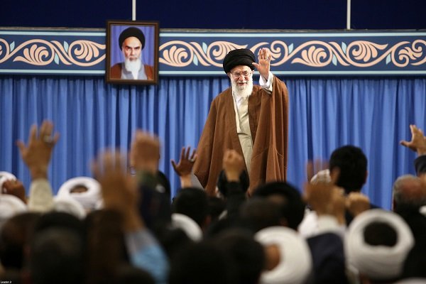 قائد الثورة يستقبل المشاركين في مؤتمر دور الشيعة في تطوير العلوم الاسلامية