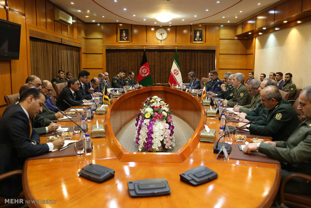 استقبال وزير الدفاع الإيراني لنظيره الافغاني