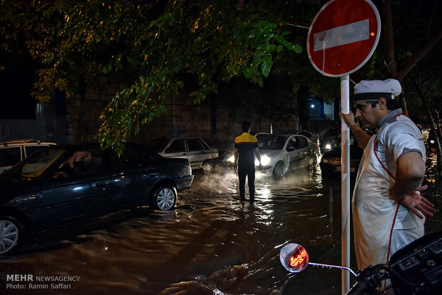 آبگرفتگی برخی خیابان های مشهد به دنبال بارش شدید باران