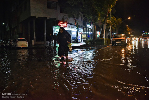 آبگرفتگی برخی خیابان های مشهد به دنبال بارش شدید باران