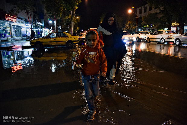 آبگرفتگی برخی خیابان های مشهد به دنبال بارش شدید باران