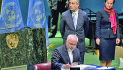 Iranian Foreign Minister Mohammad Javad Zarif signs the Paris Agreement on climate change during a ceremony at the United Nations headquarters in New York, April 22, 2016. (AFP)