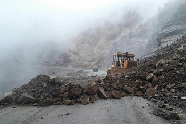 ریزش کوه راه دسترسی ۲۰ روستای الیگودرز را مسدود کرده است