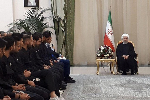 اعضای تیم ملی فوتبال با روحانی دیدار کردند/ تجلیل از چند بازیکن 