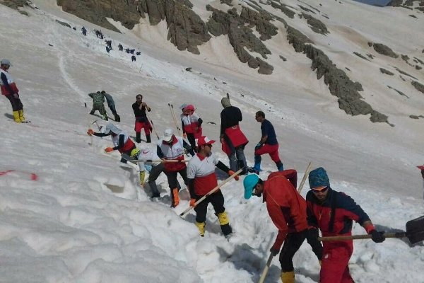 ادامه تلاش نیروهای تخصصی کوهستان هلال احمر در ارتفاعات دنا