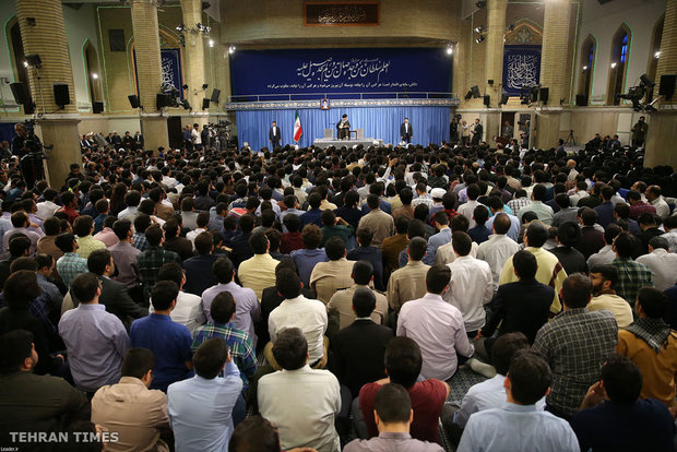 University students meet with Ayatollah Khamenei