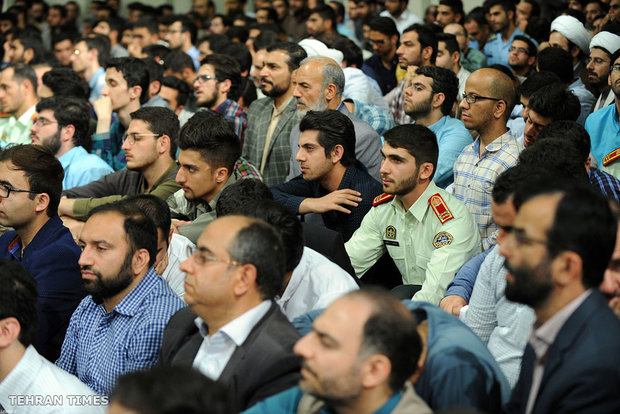 University students meet with Ayatollah Khamenei