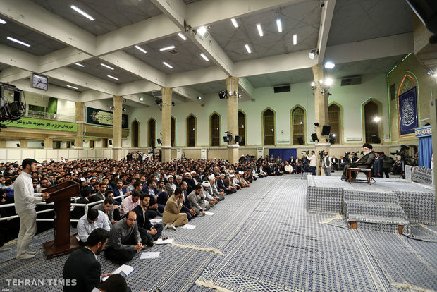 University students meet with Ayatollah Khamenei