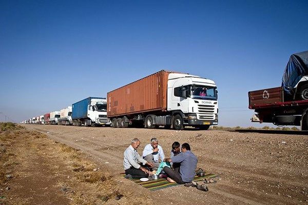 ترافیک سنگین کامیون ها در مرز چذابه/عراق صادرات ایران را قطع کرد