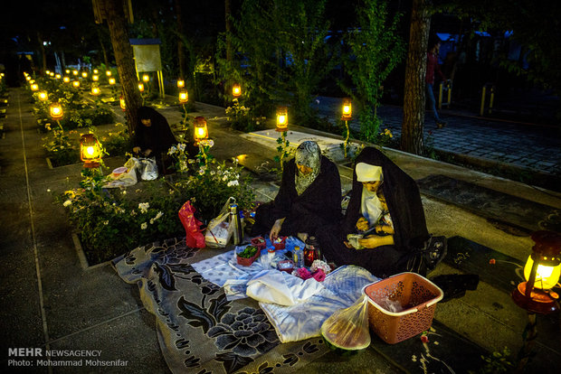 Iftar feasts in Behesht-e-Zahra cemetery