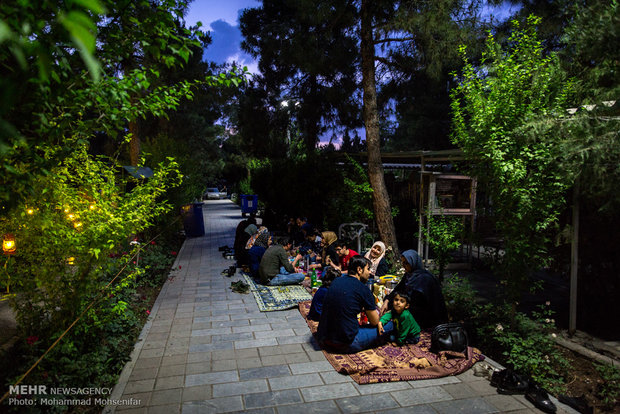 Iftar feasts in Behesht-e-Zahra cemetery