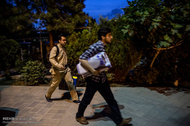 Iftar feasts in Behesht-e-Zahra cemetery