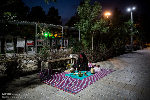 Iftar feasts in Behesht-e-Zahra cemetery
