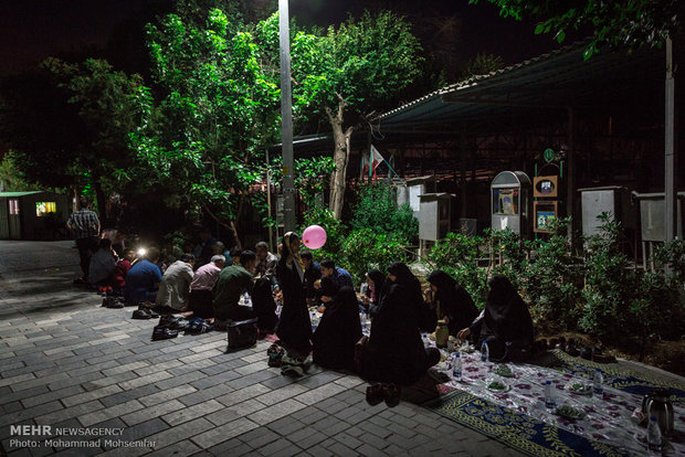 Iftar feasts in Behesht-e-Zahra cemetery