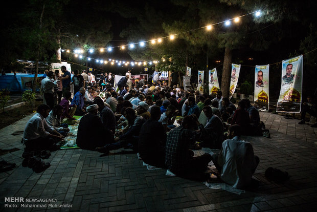 Iftar feasts in Behesht-e-Zahra cemetery