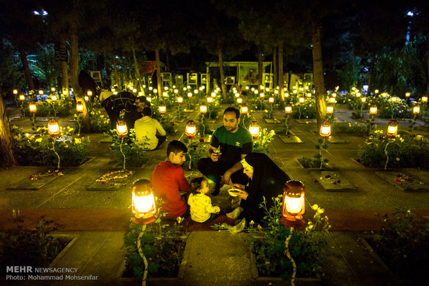 Iftar feasts in Behesht-e-Zahra cemetery