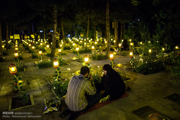 Iftar feasts in Behesht-e-Zahra cemetery