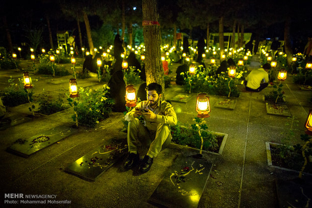 Iftar feasts in Behesht-e-Zahra cemetery