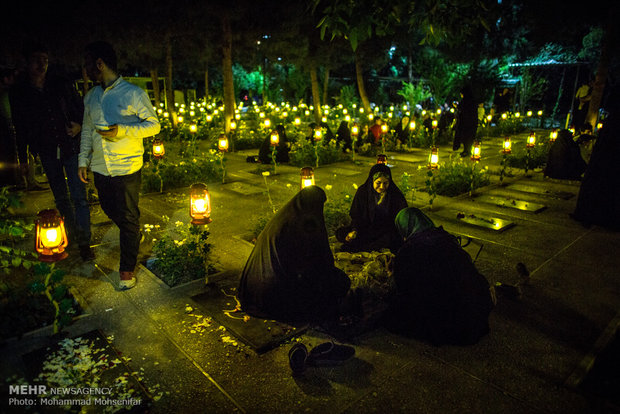 Iftar feasts in Behesht-e-Zahra cemetery