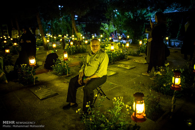 Iftar feasts in Behesht-e-Zahra cemetery