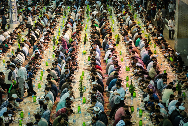 Iftar banquet at Shrine of Fatima Masumeh