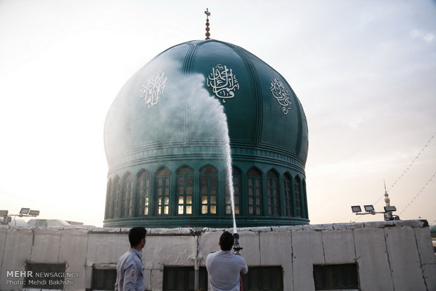 مسجد جمکران کے گنبد سے غبار کی صفائی