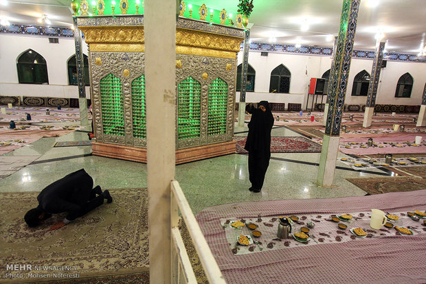 مراسم جزء خوانی قرآن و افطار ساده در امامزاده شهدای باقریه بیرجند