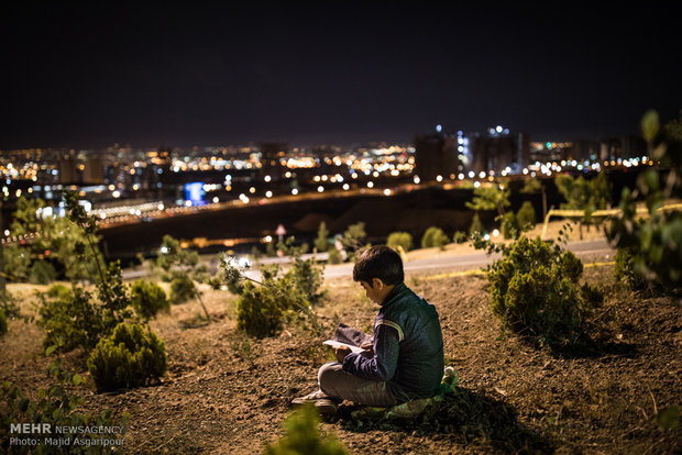 مراسم احياء ليلة 19 من رمضان المبارك في "مقبرة الشهداء" بطهران