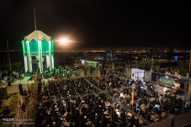 مراسم احياء ليلة 19 من رمضان المبارك في "مقبرة الشهداء" بطهران