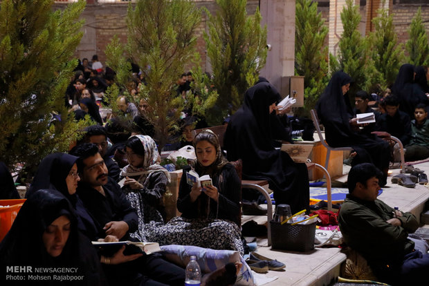 People in Tehran observe Night of Decree
