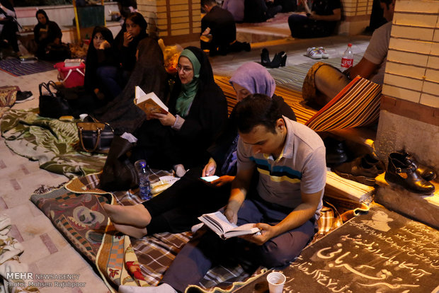 People in Tehran observe Night of Decree
