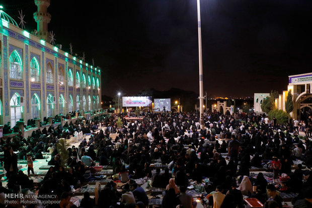 People in Tehran observe Night of Decree
