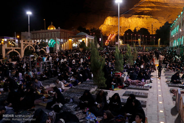 People in Tehran observe Night of Decree
