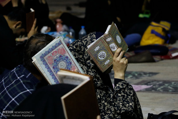People in Tehran observe Night of Decree
