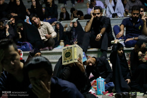 People in Tehran observe Night of Decree
