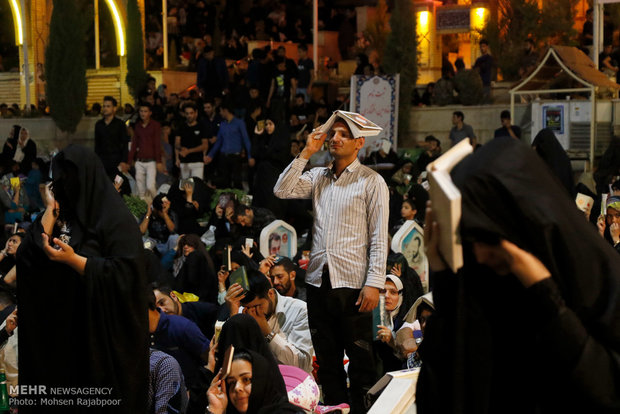 People in Tehran observe Night of Decree
