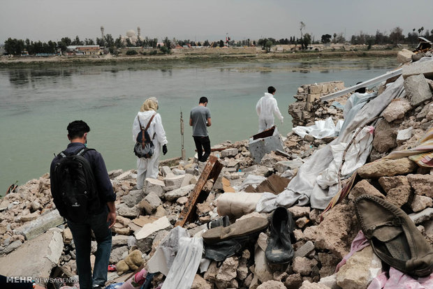 جمع آوری جنازه ها از شهر موصل