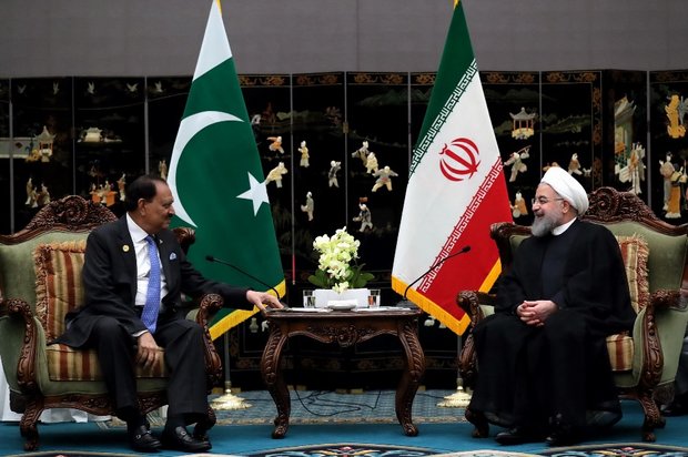 Iran, Pakistan presidents meet in China