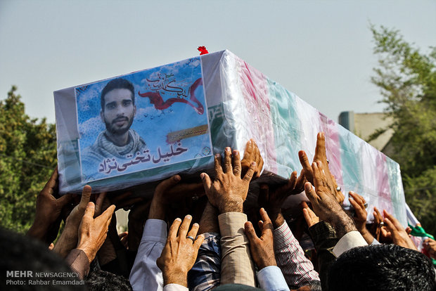 مراسم تشییع پیکر شهید خلیل تختی نژاد دومین شهید مدافع حرم استان هرمزگان