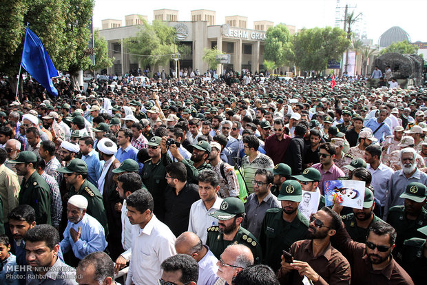 مراسم تشییع پیکر شهید خلیل تختی نژاد دومین شهید مدافع حرم استان هرمزگان