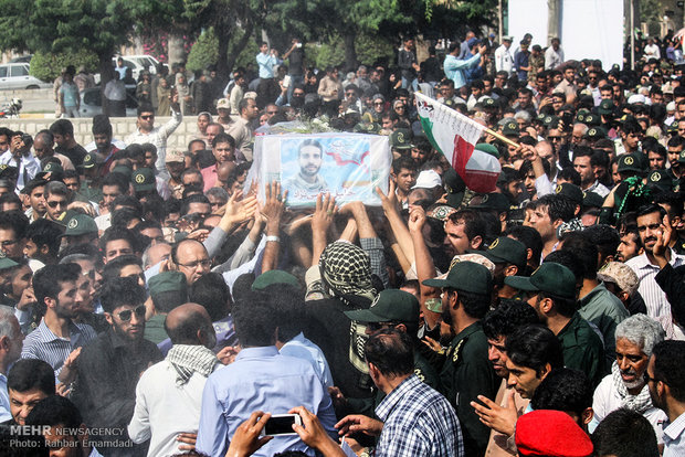 مراسم تشییع پیکر شهید خلیل تختی نژاد دومین شهید مدافع حرم استان هرمزگان